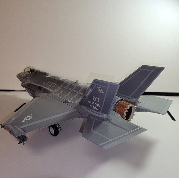 Model F 35 Lightning 2 - Picture 2 of 4